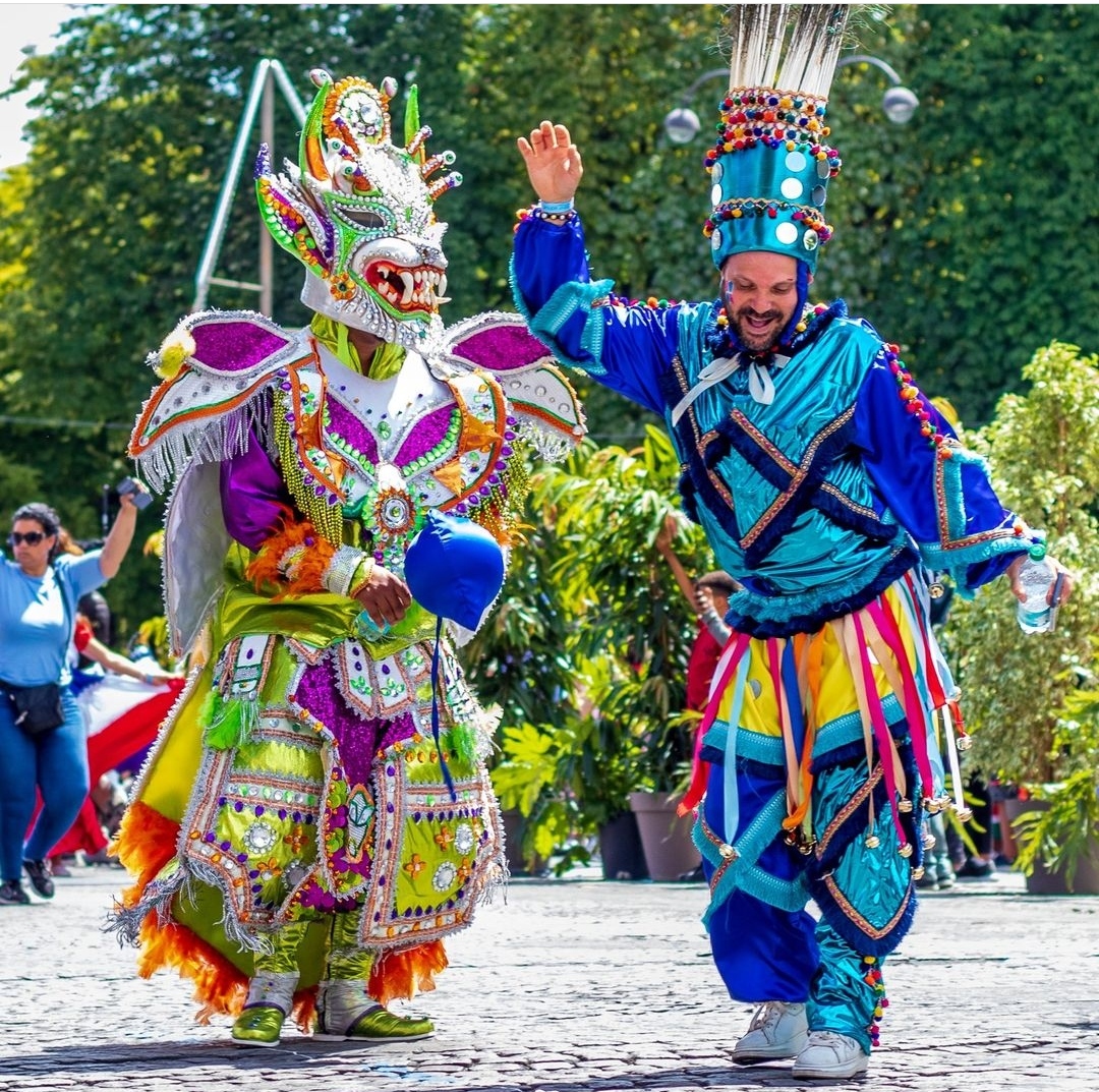 Carnavaleros en Paris